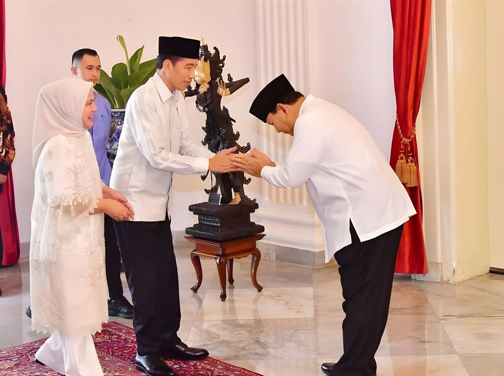 Presiden Joko Widodo (kedua dari kiri), didampingi Ibu Negara Iriana Joko Widodo (kiri), bersalaman dengan calon presiden peraih suara terbanyak pada Pemilihan Presiden 2024, Prabowo Subianto (kanan), di Istana Negara, Jakarta, Kamis (11/4/2024). Presiden Jokowi sarapan bersama Prabowo pada hari kedua perayaan Idul Fitri 1445 Hijriah.