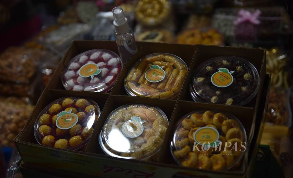 Makanan kering yang dijual di salah satu toko di Pasar Tambahrejo, Kota Surabaya, Jawa Timur, Rabu (20/4/2022). Penjualan makanan untuk kebutuhan Lebaran kini mulai meningkat. Selain makanan pabrikan, dijual juga makanan produk UMKM. Puncak penjualan akan terjadi pada tiga hari jelang Lebaran. 