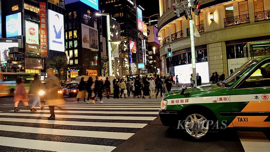 Aktivitas di kawasan pusat perbelanjaan Ginza, Tokyo, Jepang, Selasa (19/11/2019). Pemerintah Jepang terus mendorong perekonomian negaranya di tengah berbagai tantangan. ASEAN, di mata Tokyo, menduduki posisi kunci pada strategi pertumbuhan Jepang.