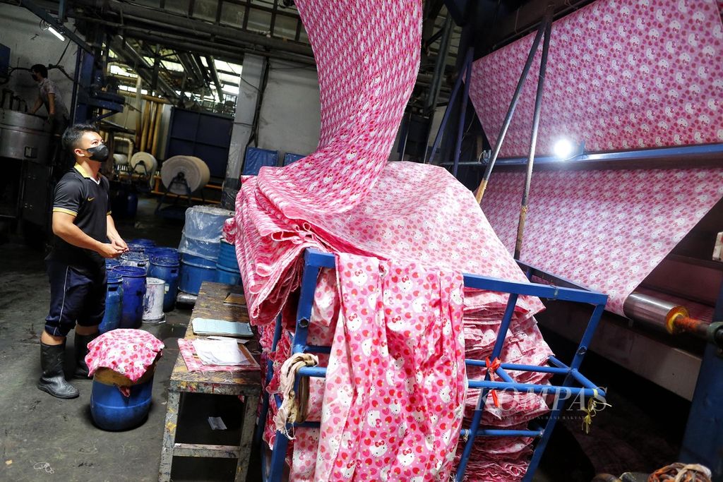 Pekerja pabrik tekstil PT Bentara Sinar Prima di Dayeuhkolot, Kabupaten Bandung, Jawa Barat, mengecek kain yang sedang diproduksi, Rabu (29/3/2023). 