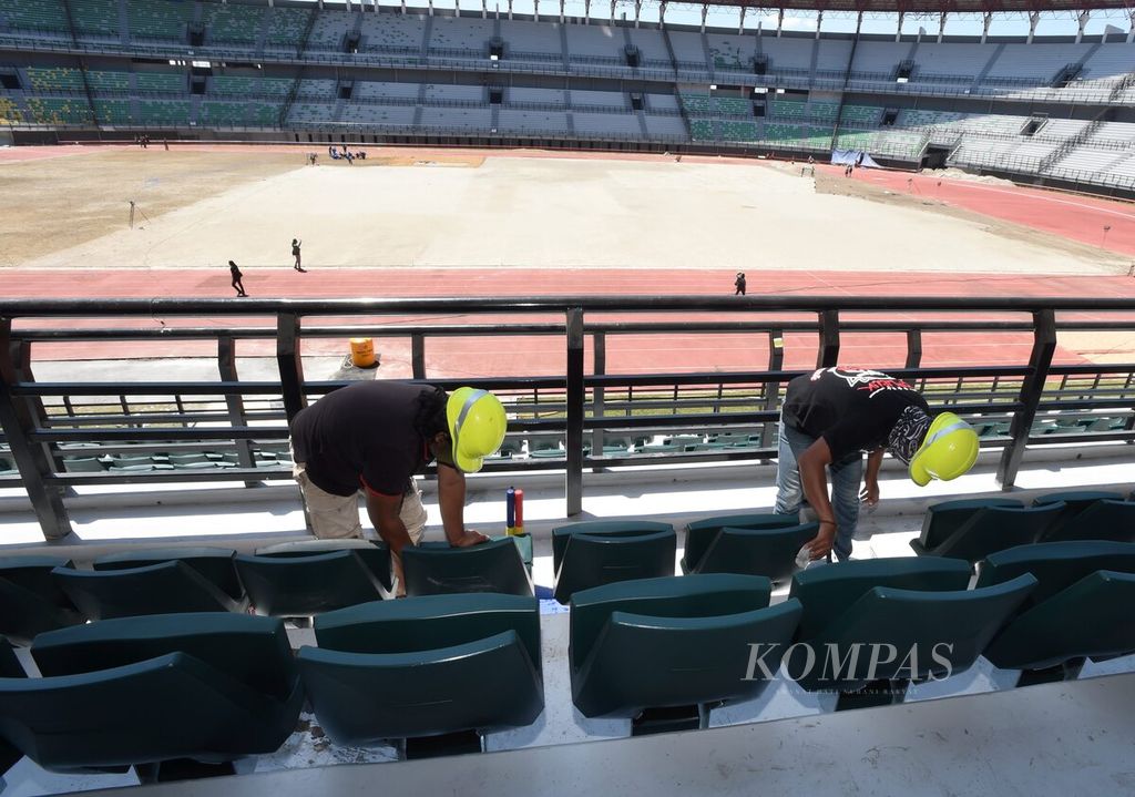 Pekerja membersihkan bangku di tribune VIP saat renovasi Stadion Gelora Bung Tomo, Kota Surabaya, Jawa Timur, Jumat (18/9/2020). Stadion itu akan menjadi tuan rumah kualifikasi Grup F Piala Asia U-20 2023. 
