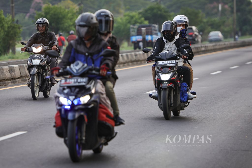Pemudik sepeda motor melintas di Jalan Raya Pantura, Subang, Jawa Barat, Minggu (7/4/2024). 