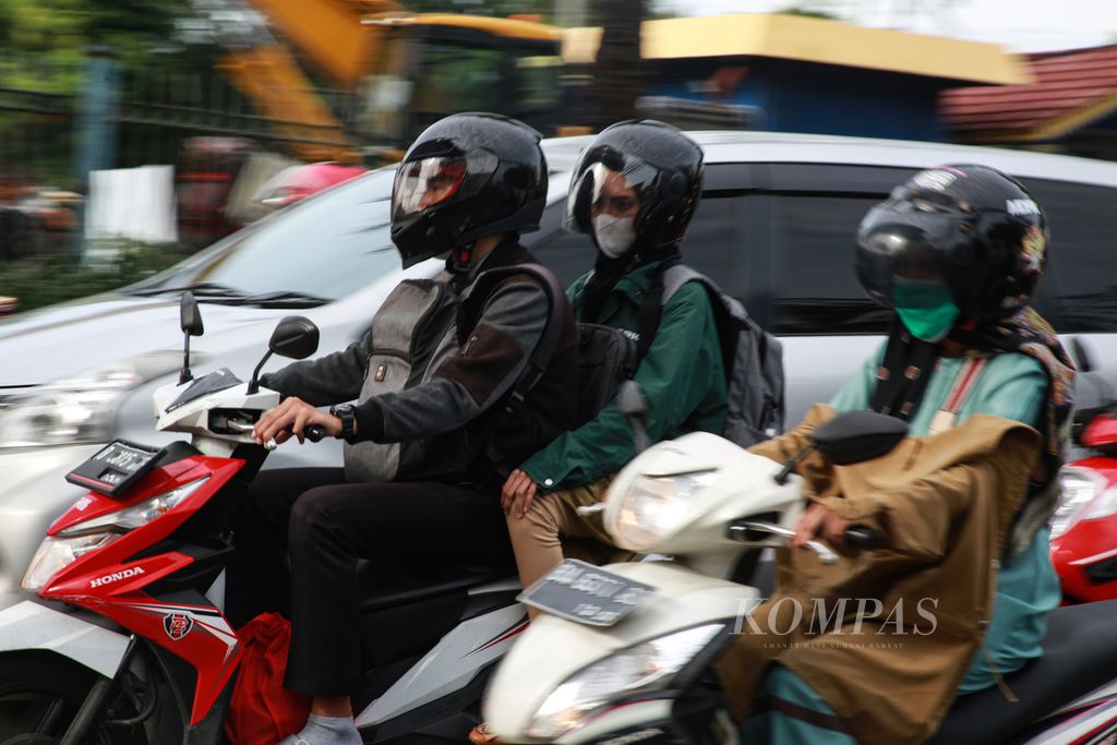 Pelaju yang menggunakan sepeda motor sebagai transportasi utamanya saat melintas di Jalan Daan Mogot, Jakarta Barat, Jumat (18/11/2022) pagi. Tak sedikit dari mereka menempuh jarak puluhan kilometer setiap hari untuk bekerja karena tempat tinggal yang berada jauh dari kantor.