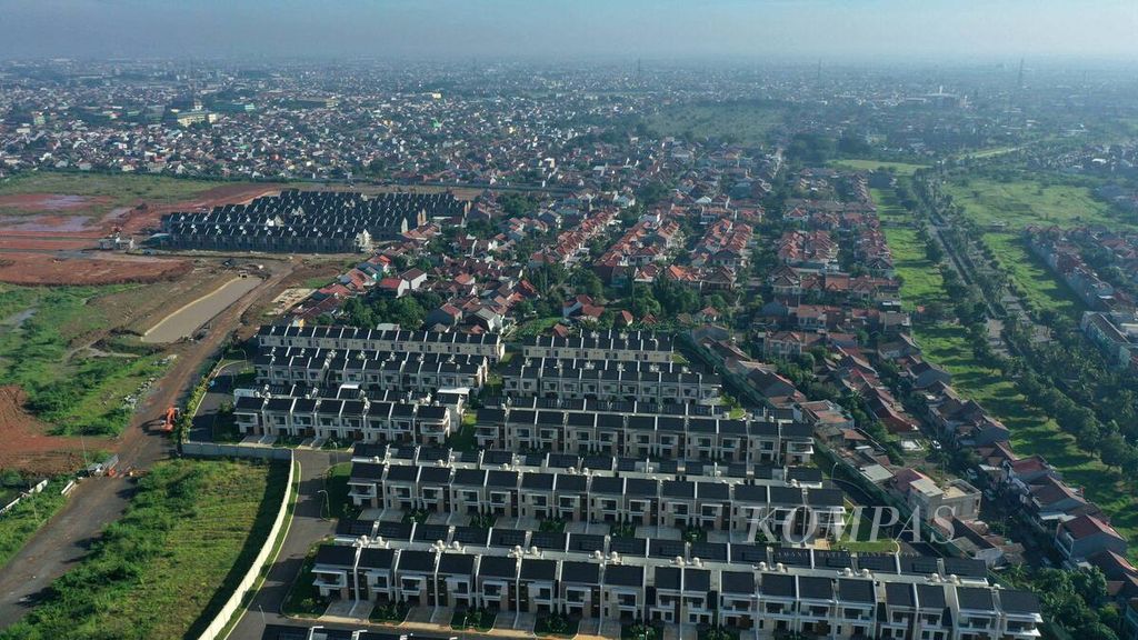 Foto udara kluster hunian ramah lingkungan dengan atap panel tenaga surya di kawasan Harapan Baru, Kota Bekasi, Jawa Barat, pada Mei 2020. 