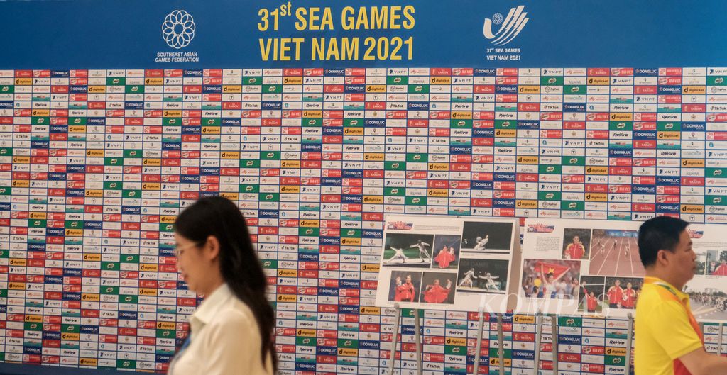 Hiasan yang terpasang di salah satu sudut ruangan Vietnam National Convention Center di kota Hanoi, Vietnam, yang menjadi Main Press Center SEA Games 2021, Senin (9/4/2022).