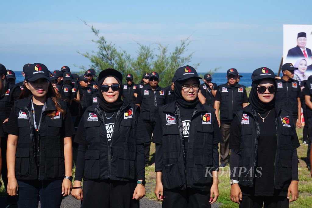 Para anggota Panitia Pengawas Kecamatan (Panwascam) mengikuti apel siaga yang digelar Badan Pengawas Pemilu (Bawaslu) Sulawesi Utara di Manado, Selasa (21/11/2023). Apel yang diikuti 500-an anggota Panwascam tersebut digelar untuk mengonsolidasi kesiapan pengawasan Pemilu 2024.