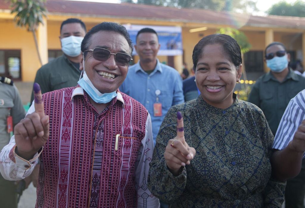 Presiden Petahana Timor Leste, Francisco Guterres dan Ibu Negara Cidalia Lopes Guterres memperlihatkan jari yang telah dicelupkan ke tinta sebagai bukti telah menyelesaikan pemungutan suara dalam pemilu presiden Timor Leste di Dili, Timor Leste, Sabtu (19/3/2022). 