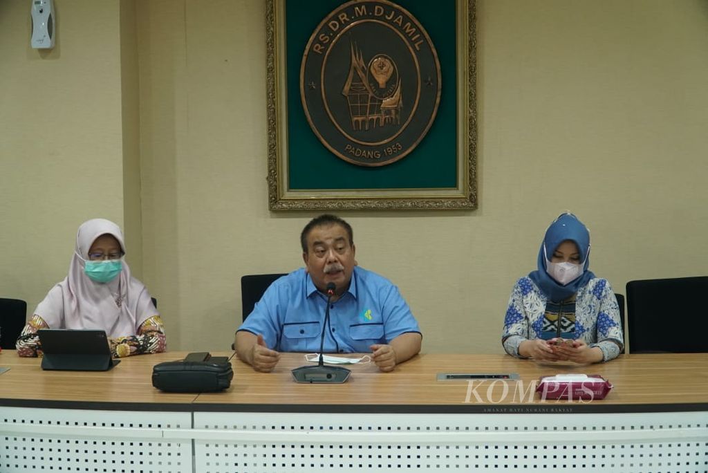 Direktur Utama RSUP Dr M Djamil, Padang, Yusirwan Yusuf (tengah) didampingi dokter lain memberikan keterangan pers tentang kondisi dan upaya penanganan bayi kembar siam asal Padang Pariaman yang mereka tangani, di Padang, Sumatera Barat, Jumat (23/9/2022).