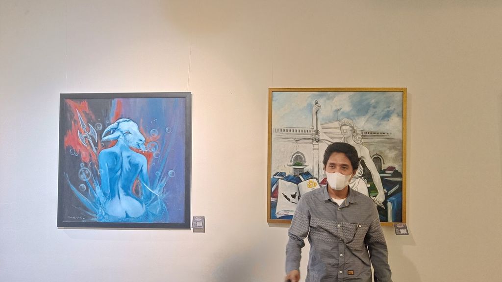 Ketua Umum Persatuan Pelukis Setyo Purnomo yang lebih dikenal sebagai Kembang Sepatu saat menunjukkan kedua lukisannya di pameran seni rupa di North Art Space, Jakarta, Selasa (3/1/2023).