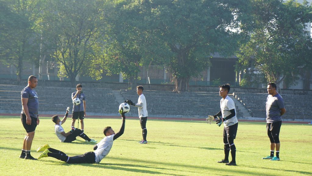 Para pemain tim Indonesia U-17 berlatih di Stadion Sriwedari, Surakarta, Jawa Tengah, Jumat (11/8/2023). Tim ini sedang dipersiapan untuk berlaga dalam final Piala Dunia U-17 2023 di Indonesia.