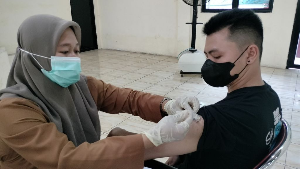 Warga Penjaringan tengah melakukan vaksinasi Covid-19 di Balai Warga Kelurahan Pejagalan, Jakarta Utara, Selasa (1/11/2022).