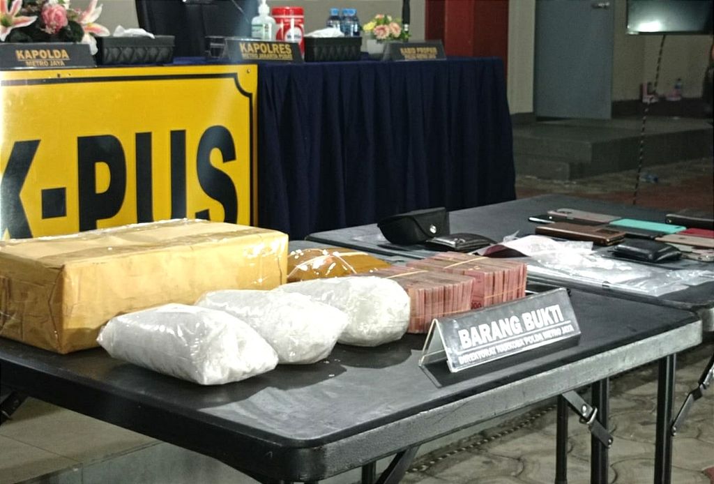 Narcotics evidence for the Teddy Minahasa case was shown at a press conference at the Central Jakarta Metro Police Headquarters, on Friday (14/10/2022).