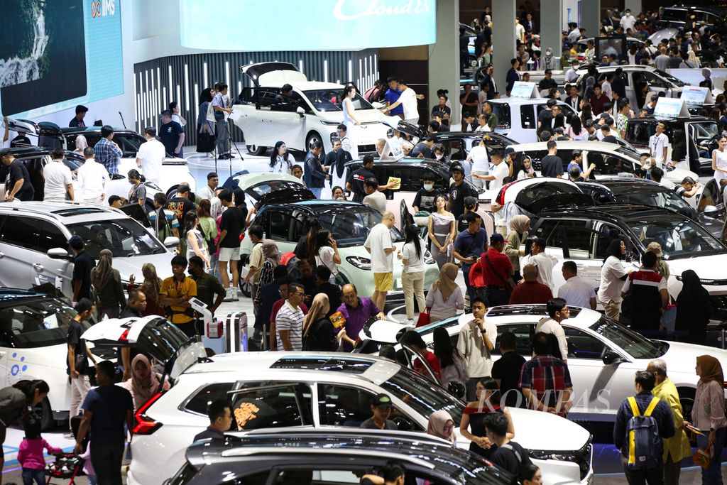 Pengunjung memadati area pameran otomotif Indonesia International Motor Show (IIMS) 2024 pada hari terakhir pameran di JIExpo Kemayoran, Jakarta, Minggu (25/2/2024).