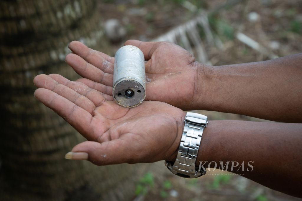 Seorang warga menunjukkan selongsong gas air mata yang ditemukan di dekat SMPN 22 Galang di Pulau Rempang, Batam, Kepulauan Riau, Kamis (7/9/2023).