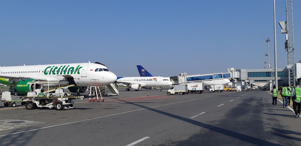 Aktivitas penerbangan di landasan parkir pesawat di Bandara Juanda, Surabaya, Rabu (24/5/2023). 