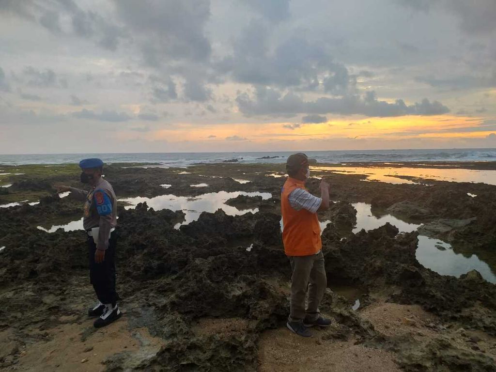 Polisi dan petugas Badan Penanggulangan Bencana Daerah Lebak mengecek kawasan pesisir di Lebak pascagempa bermagnitudo 5,5 pada Jumat (4/2/2022).