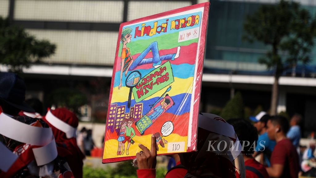  Peringatan Hari AIDS Internasional di area bebas kendaraan bermotor Jalan MH Thamrin, Jakarta, Minggu (1/12/2019). 