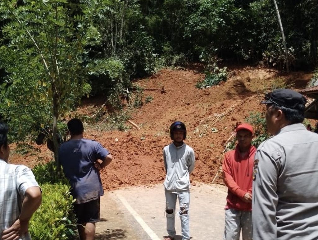 Warga dan tim SAR mencari dua korban longsor di Buntao, Toraja Utara, Sulawesi Selatan, Jumat (26/4/2014). Longsor menimbun delapan orang. Satu korban meninggal.