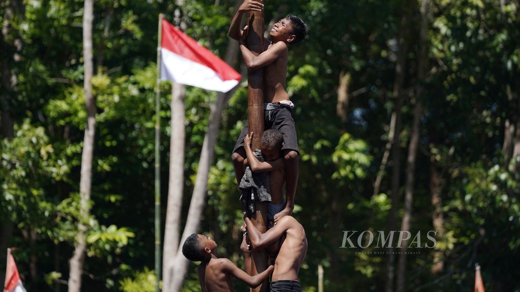 Kemeriahan lomba panjat pinang dalam perayaan HUT Ke-78 RI di Kecamatan Amarasi Barat, Kabupaten Kupang, Nusa Tenggara Timur, Kamis (17/8/2023). 