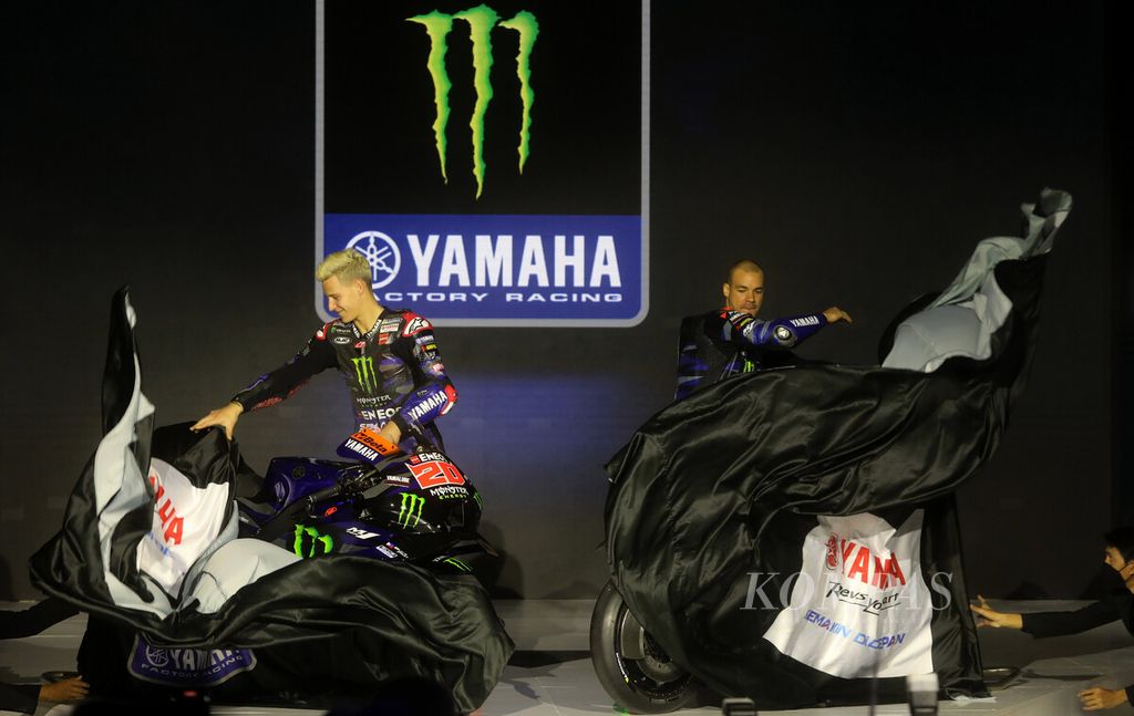 Pebalap Monster Energy Yamaha MotoGP Team, Fabio Quartararo (kiri) dan Franco Morbidelli, membuka selubung motor Yamaha YZR M1 2023 saat peluncuran perdana tampilan <i>livery</i> musim balap 2023 di Jakarta, Selasa (17/1/2023). Yamaha menargetkan memiliki tim satelit tahun 2024 atau paling lambat musim 2025.