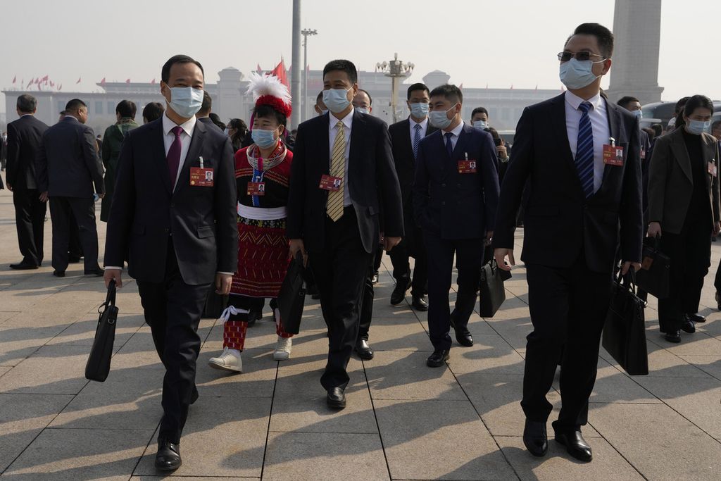 Para anggota delegasi tiba di luar gedung Balai Agung Rakyat menjelang sidang tahunan Kongres Rakyat Nasional di Beijing, China, Sabtu (4/3/2023). 