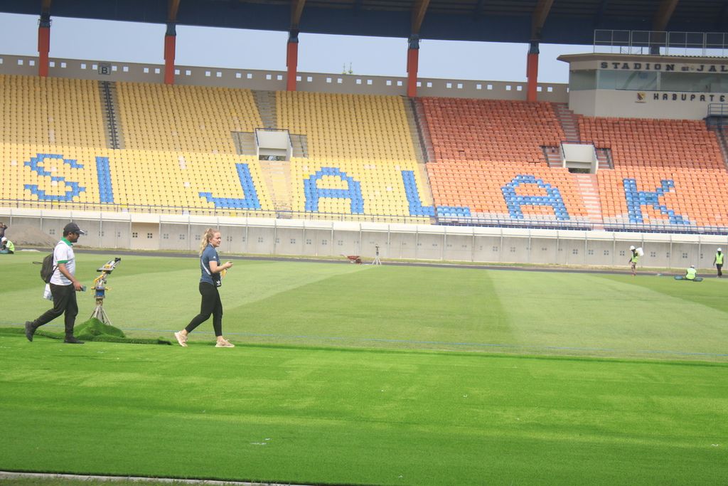 Delegasi FIFA meninjau Stadion Si Jalak Harupat, Kabupaten Bandung, Jawa Barat, Jumat (24/3/2023) lalu. Stadion ini direncanakan sebagai satu lokasi pertandingan Piala Dunia U-20. Namun, ajang itu kini terancam batal menyusul kuatnya penolakan atas partisipasi tim Israel. 