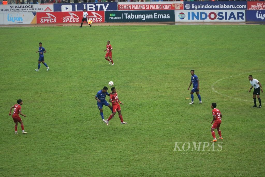 Penyerang tengah Semen Padang FC, Ahmad Ihwan, melakukan duel udara dengan pemain Persiraja Banda Aceh pada pertandingan terakhir grup X Liga 2 di Stadion Haji Agus Salim, Kota Padang, Sumatera Barat, Sabtu (3/2/2024). 