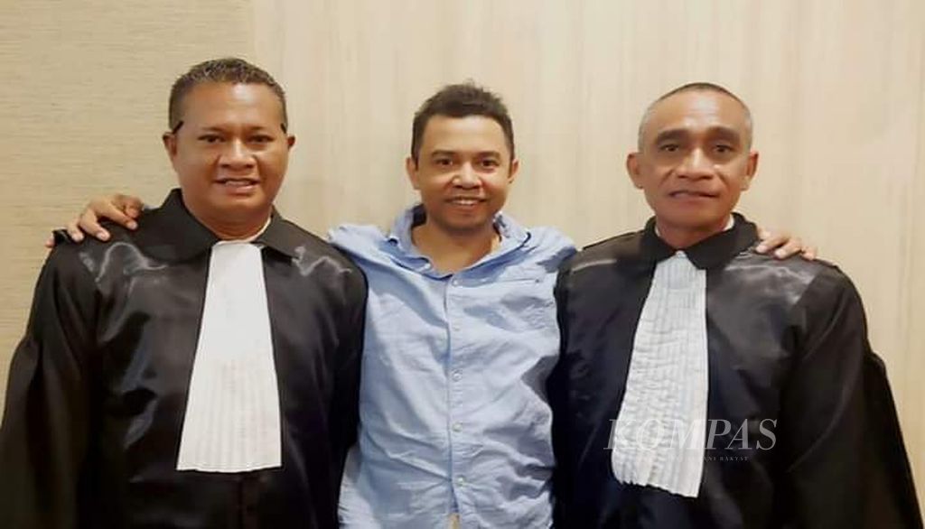 Viktor Manbait (kiri) terjun ke dunia pengacara di Kupang selama lima bulan terakhir. Dengan ini, Viktor lebih leluasa melayani masyarakat yang mengadu.