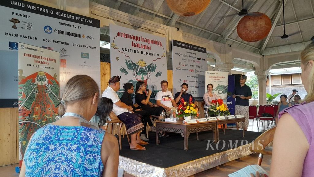 Ajang perayaan sastra dan seni Ubud Writers and Readers Festival (UWRF) 2022 digelar mulai Kamis (27/10/2022) sampai Minggu (30/10/2022). Suasana jumpa pers menyambut UWRF 2022 di Ubud, Gianyar, Rabu (26/10/2022).