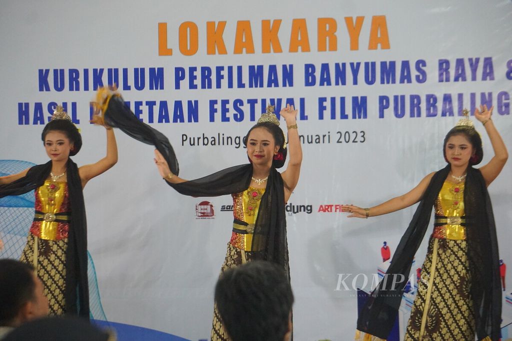 Para penari memeriahkan pembukaan Lokakarya Kurikulum Perfilman Banyumas Raya di Purbalingga, Jawa Tengah, Kamis (12/1/2023). 