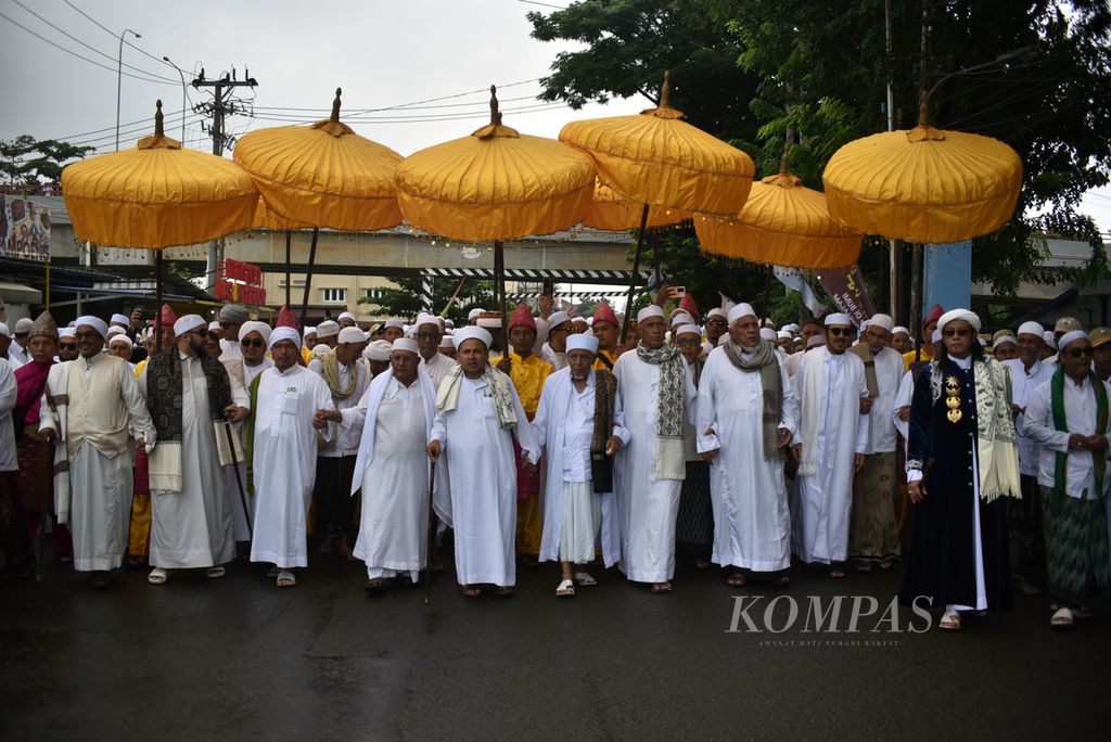 Para ulama dan habib memimpin rombongan Ziarah Kubro 2024 menuju Pemakaman Pangeran Syarif Ali bin Syeikh Abubakar di belakang RS Pelabuhan Boom Baru, Palembang, Sumatera Selatan, Minggu (3/3/2024). 