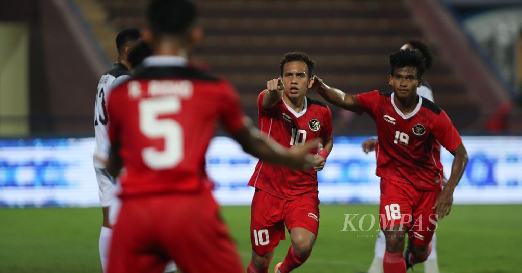 Striker timnas Indonesia, Egy Maulana Vikri (tengah), setelah mencetak gol ke gawang Timor Leste dalam laga babak penyisihan cabang sepak bola SEA Games Vietnam 2021 di Stadion Viet Tri, Phu Tho, Vietnam, Selasa (10/5/2022). Indonesia menang atas Timor Leste dengan skor 4-1. 