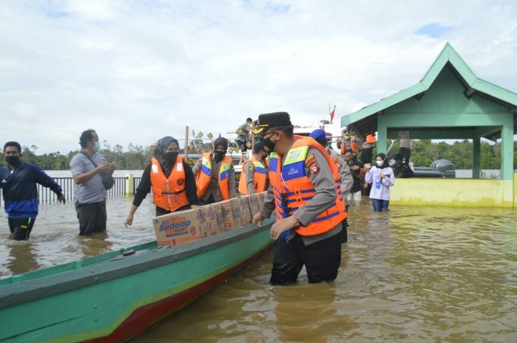 Aparat Kepolisian Daerah Kalimantan Tengah membawa bantuan untuk korban banjir di Kalteng, Senin (6/9/2021) pagi. Belasan ribu orang terdampak banjir karena luapan air sungai.