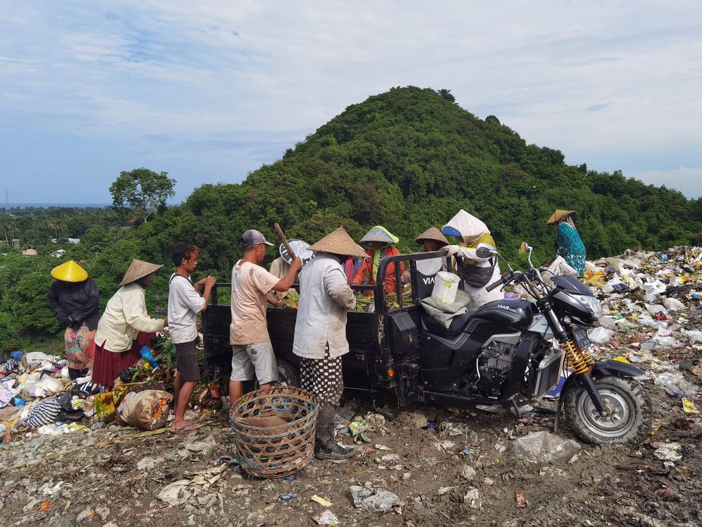 Suasana aktivitas para pemulung di Tempat Pembuangan Akhir atau TPA Kebon Kongok di Lombok Barat, Nusa Tenggara Barat, Kamis (9/2/2023). 