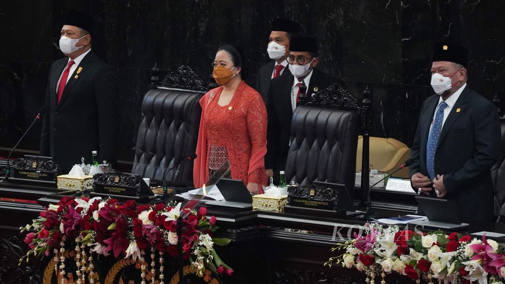 Ketua MPR Bambang Soesatyo (kiri), Ketua DPR Puan Maharani (tengah), dan Ketua DPD La Nyalla Mattalitti (kanan) hadir dalam Sidang Tahunan MPR/Sidang Bersama DPR dan DPD di Gedung DPR, Jakarta, Selasa (16/8/2022). 