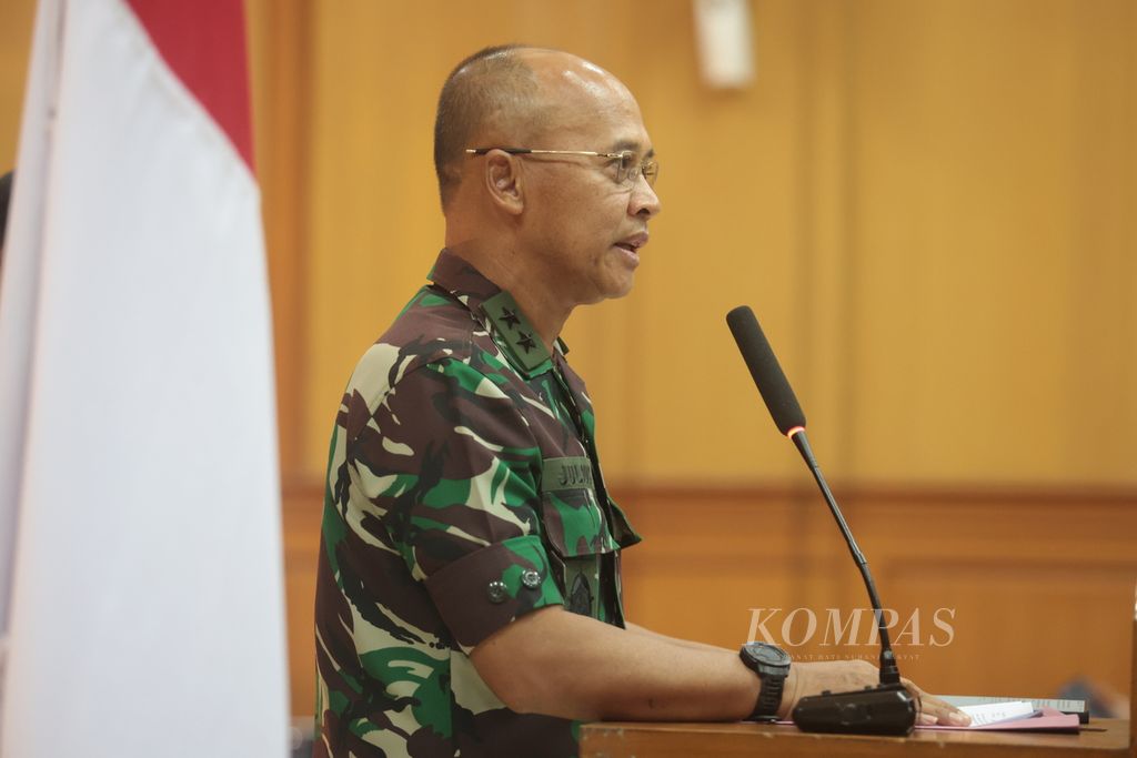 Kepala Pusat Penerangan TNI Laksamana Muda Julius Widjojono di Mabes TNI, Cilangkap, Jakarta, Minggu (16/4/2023). 