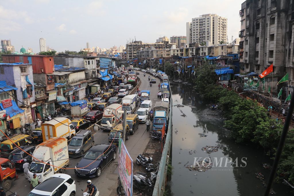 Arus lalu lintas tampak macet di tengah permukiman padat di kota Mumbai, India, Selasa (26/9/2023). Dengan populasi  1,4 miliar jiwa, konsumsi minyak makan di India mencapai 23,87 ton per tahun dan menjadi pasar penting untuk Indonesia. 