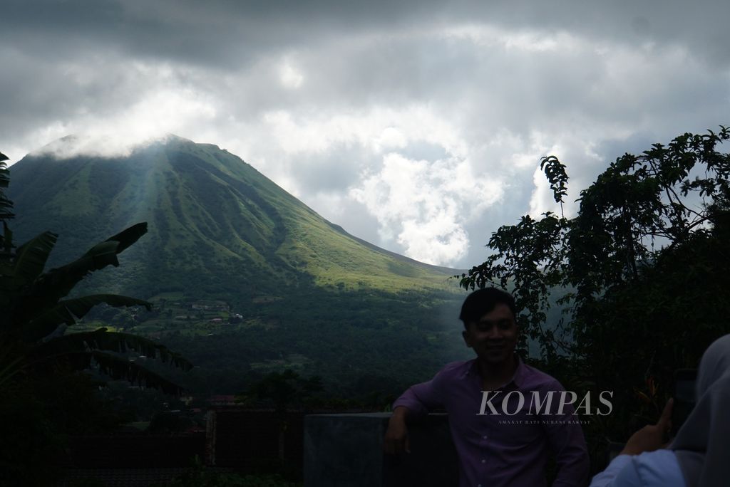 Asap putih membubung dari kawah Tompaluan di Gunung Lokon di Tomohon, Sulawesi Utara, Kamis (20/7/2023).