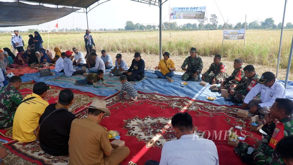 Acara syukuran panen padi lokal yang ditanam dengan metode Mulsa Tanpa Olah Tanah (MTOT) serta menggunakan pupuk daun dari cangkang telur di Desa Malintang, Kecamatan Gambut, Kabupaten Banjar, Kalimantan Selatan, Senin (4/9/2023). 