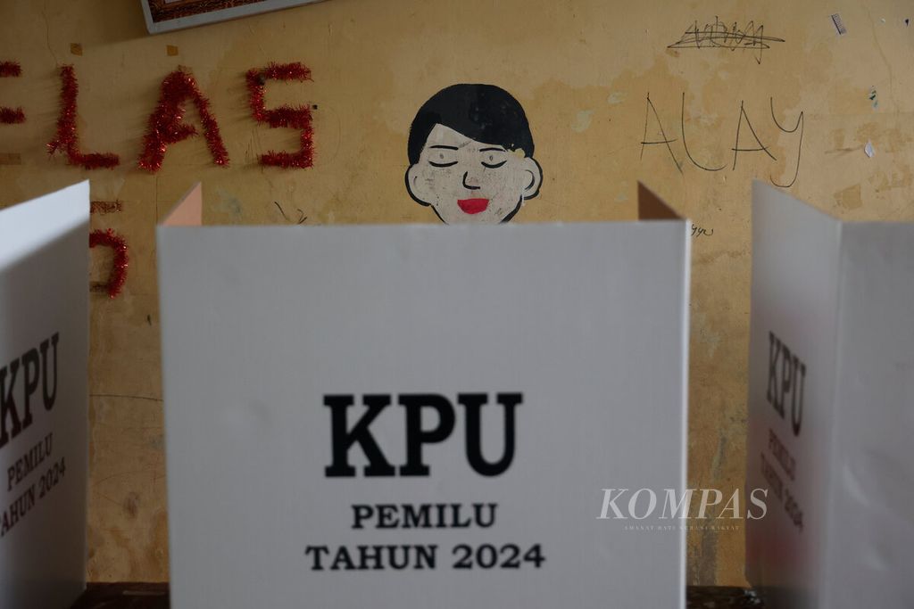 Lukisan menghiasi dinding kelas yang menjadi tempat pemungutan suara bagi korban banjir di SD Negeri Wonorejo 1, Kecamatan Karanganyar, Kabupaten Demak, Jawa Tengah, Sabtu (24/2/2024).