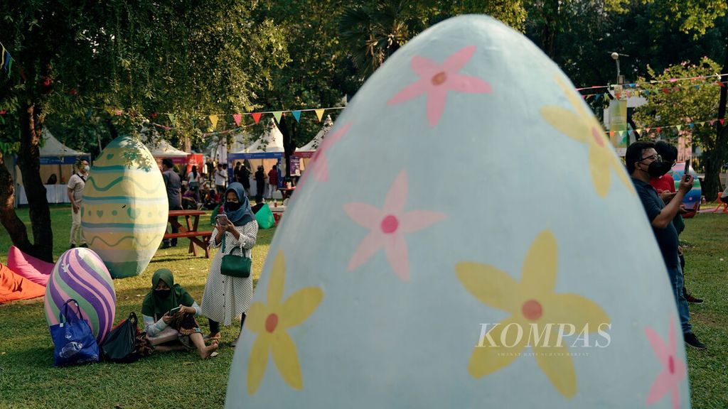 Replika telur warna-warni meramaikan Festival Telur 2022 di Taman Lapangan Banteng, Jakarta Pusat, Minggu (17/4/2022). Festival yang diadakan oleh Pemerintah Provinsi DKI Jakarta tersebut untuk merayakan Paskah. 