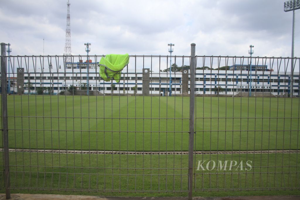 Rompi pekerja tersangkut di salah satu pagar pembatas lapangan di Stadion Sidolig, Kota Bandung, Jawa Barat, Kamis (20/3/2023). Lapangan ini menurut rencana akan menjadi tempat latihan para pemain Piala Dunia U-20. Namun, Indonesia batal menggelar kompetisi tingkat dunia tersebut.