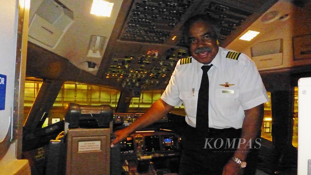  Pilot pesawat jumbo jet Boeing 777 Delta Airlines yang disewa oleh Rihanna untuk tur konser 777 selama sepekan.