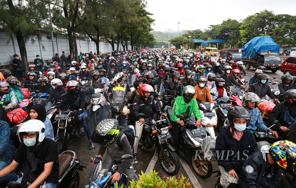 Ribuan pemudik motor memasuki area Pelabuhan Merak, Cilegon, Banten, 30 April 2022. 