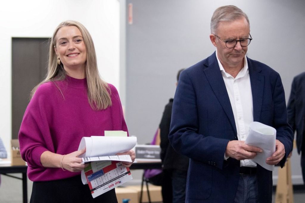 Pemimpin oposisi dari Partai Buruh, Anthony Albanese (kanan) dan pasangannya, Jodie Haydon, datang ke tempat pemungutan suara selama Pemilihan Umum Australia di pinggiran Marrickville, Sydney, Sabtu (21/5/2022). 