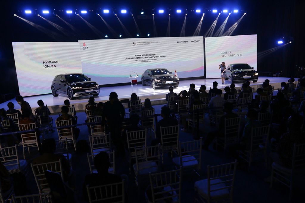 Hyundai Ioniq 5 dan Genesis Electrified G80 ditampilkan di hadapan tamu undangan saat acara penyerahan mobil listrik di Tennis Indoor Senayan, Jakarta, Selasa (25/10/2022). 