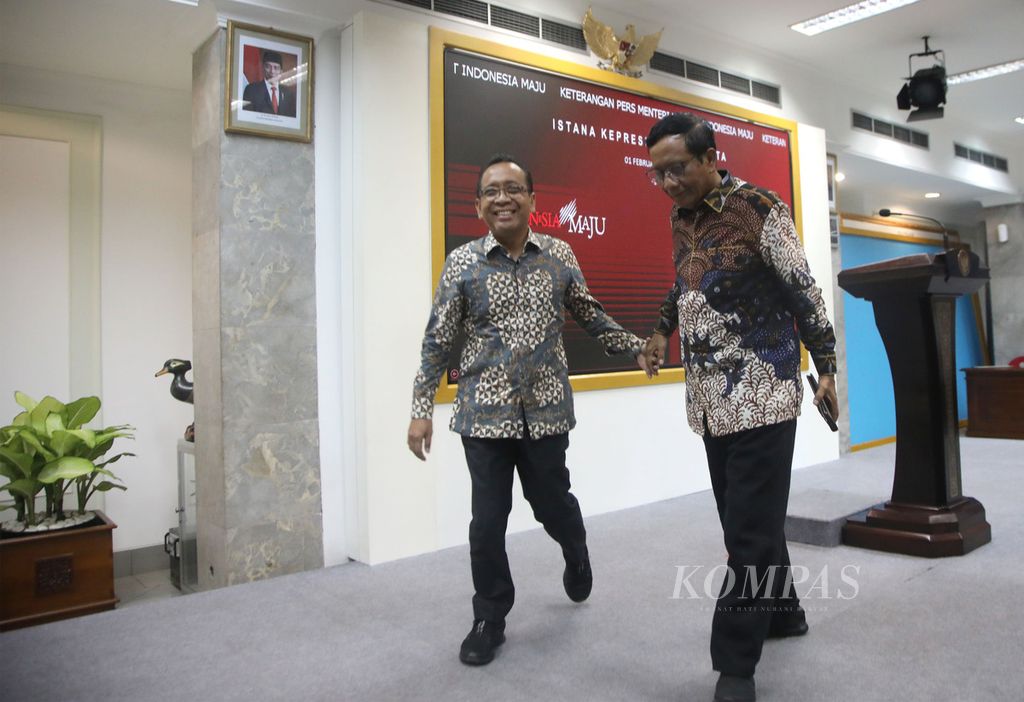 State Secretary Minister Pratikno (left) along with Coordinating Minister for Political, Legal, and Security Affairs Mahfud MD after giving a statement to the press regarding the submission of a resignation letter as Coordinating Minister for Political, Legal, and Security Affairs to President Joko Widodo at the Presidential Palace Complex, Jakarta, Thursday (1/2/2024).
