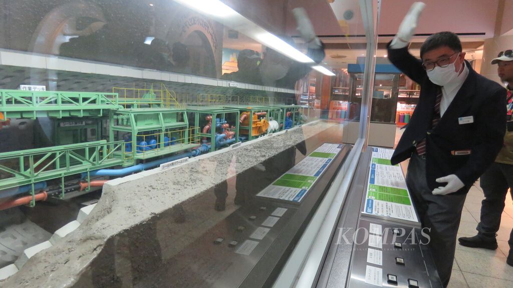 Manajer Tokyo Metro Museum Koichi Okubo menjelaskan cara kerja mesin bor yang dipakai untuk membangun jalur kereta bawah tanah di Tokyo Metro Museum, Tokyo, Jepang Selasa (14/11/2023).