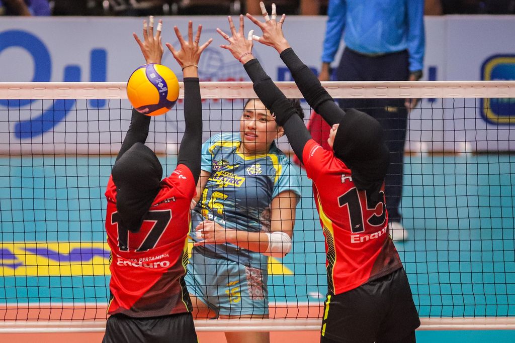 Pemain Jakarta Electric PLN, Yolla Yuliana (tengah), melakukan smes saat lawan Jakarta Pertamina Enduro pada laga Proliga 2024 di Gresik, Jawa Timur, Sabtu (18/5/2024). 