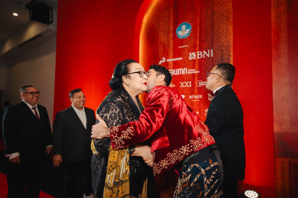 Ketua Komite Festival Film Indonesia (FFI) periode 2021-2023 Reza Rahadian menyalami Sekar Ayu Asmara, salah satu anggota Dewan Juri Akhir FFI 2023, disaksikan beberapa anggota Dewan Juri Akhir FFI 2023. 